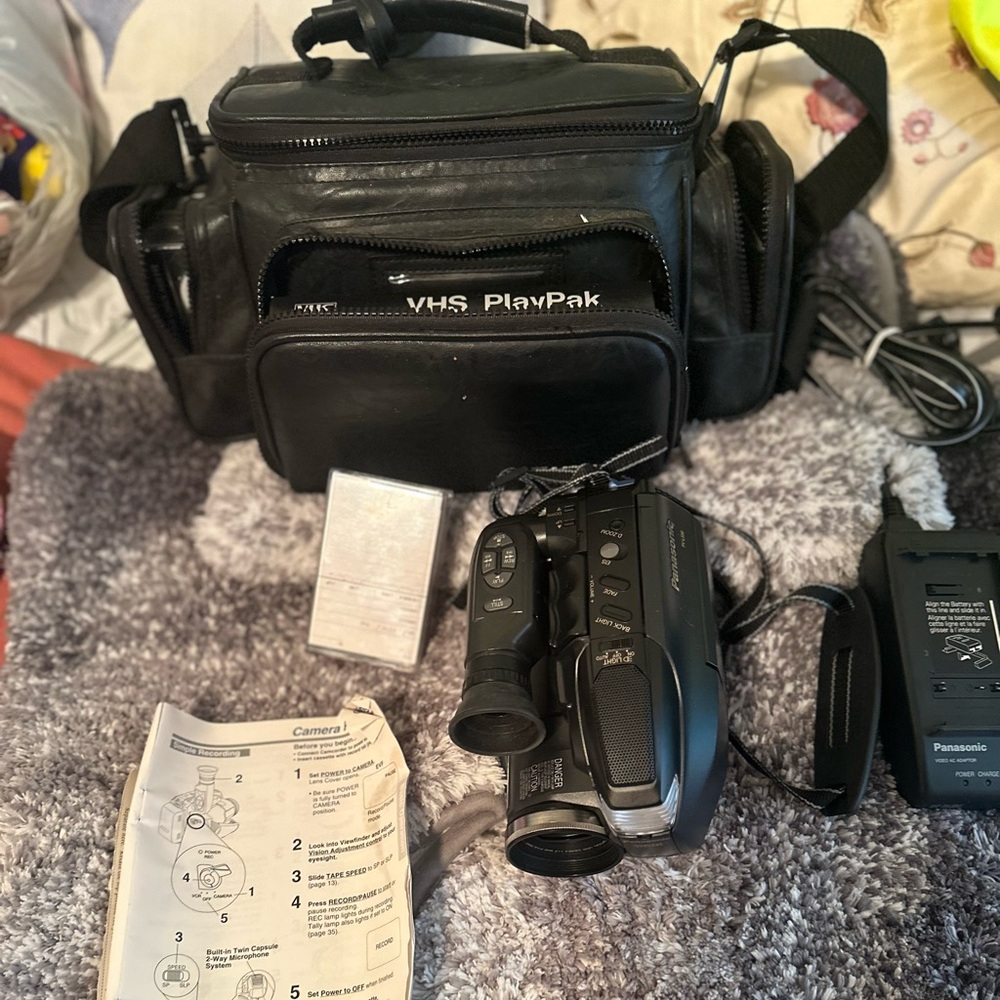Panasonic Palmcorder Palmsite PV-L559 in LCD MiniCamcorder w Charger leather bag